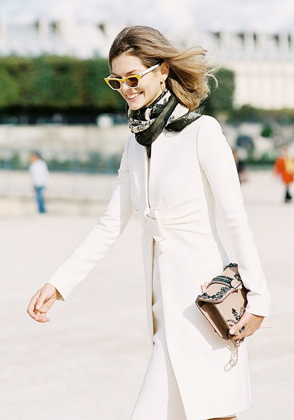 Đẹp dịu dàng với những biến tấu từ phụ kiện khăn lụa mềm mại ảnh 1