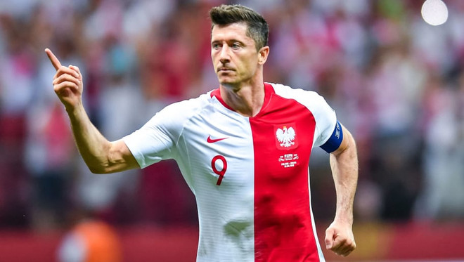Lewandowski trong màu áo tuyển Ba Lan. (Nguồn: Getty Images) Cuộc trò chuyện đặc biệt của hai cầu thủ xuất sắc nhất thế giới ảnh 4