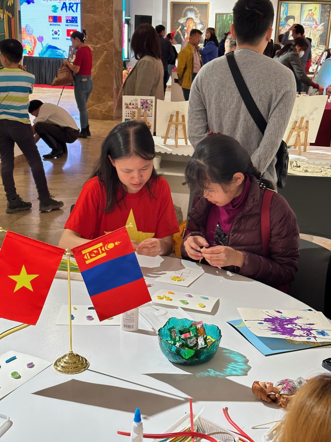 Bạn bè Mông Cổ và quốc tế ấn tượng với đất nước và văn hóa Việt Nam ảnh 2