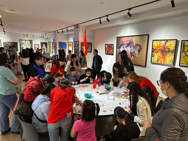 Bạn bè Mông Cổ và quốc tế ấn tượng với đất nước và văn hóa Việt Nam ảnh 1