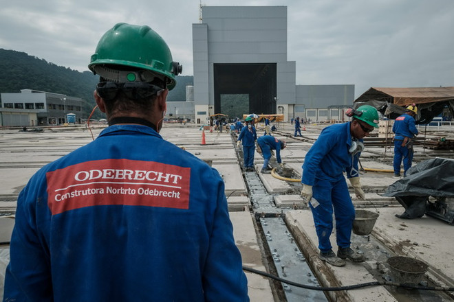 Một công trình xây dựng của tập đoàn Brazil Odebrecht ở Rio de Janeiro ngày 7/4. (Nguồn: AFP/TTXVN) Brazil: Bê bối Odebrecht khiến 7 quốc gia thiệt hại 6 tỷ USD ảnh 1