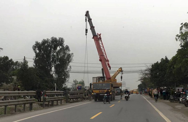 Nam Định: Dải hộ lan đường sắt bị xe tải mất lái xuyên thủng ảnh 1