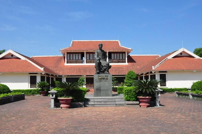 Đại thi hào Nguyễn Du trong chương trình ngữ văn phổ thông ảnh 1