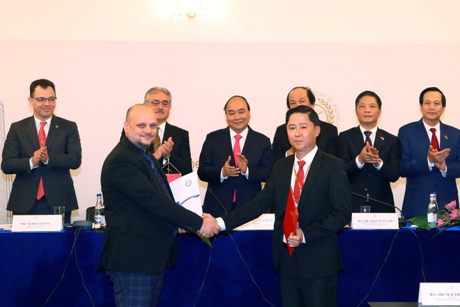 Thủ tướng Nguyễn Xuân Phúc và ông Viorel Stefan, Phó Thủ tướng Romania chứng kiến Lễ kết và trao các văn bản hợp tác giữa 2 nước tại điễn đàn. (Ảnh: Thống Nhất/TTXVN) Thủ tướng: Phải có tăng trưởng đột biến trong quan hệ Việt Nam-Romania ảnh 1