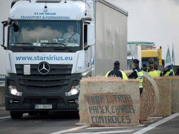 Nông dân Pháp dỡ bỏ phong tỏa các tuyến đường giáp biên giới Đức ảnh 1