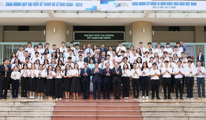Thủ tướng Phạm Minh Chính với lãnh đạo, giảng viên, sinh viên Đại học Quốc gia TP. Hồ Chí Minh. (Ảnh: Dương Giang/TTXVN) ttxvn_DHQG TPHCM.jpg