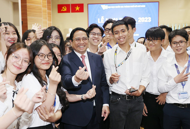 Thủ tướng Phạm Minh Chính với sinh viên Đại học Quốc gia Thành phố Hồ Chí Minh. (Ảnh: Dương Giang/TTXVN) ttxvn_DHQG TPHCM 2.jpg