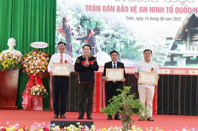Bộ Công an tặng Bằng khen cho tổ chức, cá nhân có thành tích xuất sắc trong bảo vệ an ninh Tổ quốc. (Ảnh: Tuấn Anh/TTXVN) Ngày hội Toàn dân bảo vệ an ninh Tổ quốc tại Đắk Lắk ảnh 2