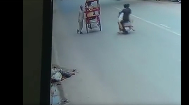 [Video] Sự vô tâm của hàng trăm người khi thấy tai nạn giao thông ảnh 1