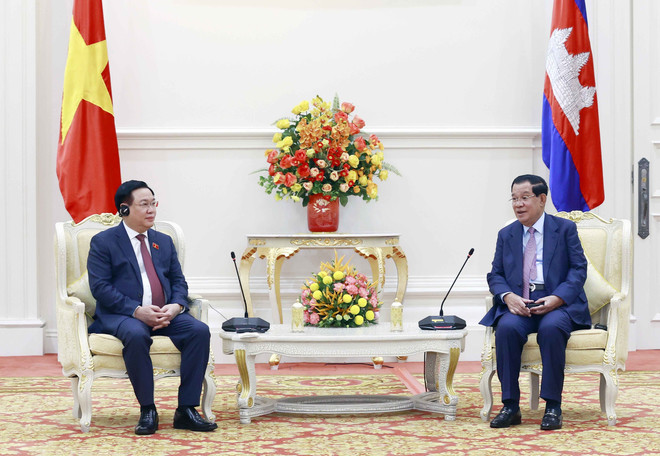 Chủ tịch Quốc hội Vương Đình Huệ hội kiến Thủ tướng Campuchia Hun Sen ảnh 1