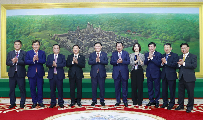 Chủ tịch Quốc hội Vương Đình Huệ hội kiến Thủ tướng Campuchia Hun Sen ảnh 2