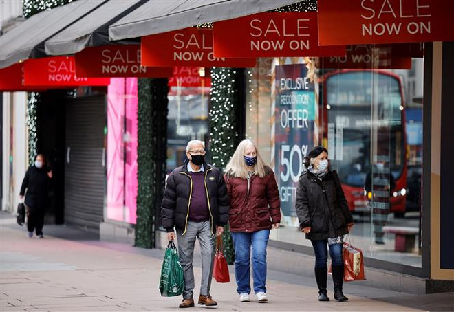 Người dân di chuyển trên một phố mua sắm ở London, Anh. (Ảnh: AFP/TTXVN) Kinh tế Anh ghi nhận sự tăng trưởng bất ngờ trong quý 2 năm 2022 ảnh 1