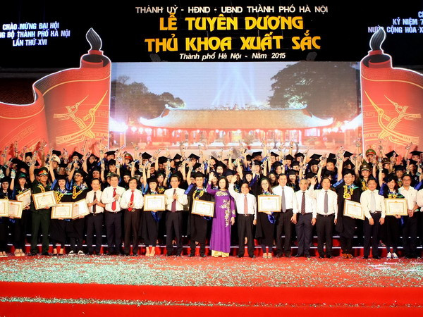 Hà Nội tuyên dương 98 thủ khoa xuất sắc tốt nghiệp Đại học 2015 ảnh 1