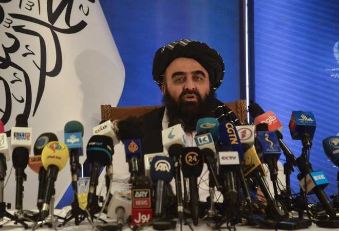Quyền Ngoại trưởng của Chính phủ lâm thời mới thành lập tại Afghanistan Amir Khan Muttaqi. (Ảnh: AFP/TTXVN) Taliban muốn thiết lập quan hệ hữu nghị với cộng đồng quốc tế ảnh 1
