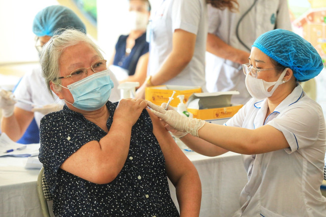 Tiêm vaccine ngừa COVID-19 cho người dân tại Việt Nam. (Ảnh: Tuấn Anh/TTXVN) Thích ứng an toàn với COVID-19: Hành trình bao phủ vaccine toàn cầu ảnh 1