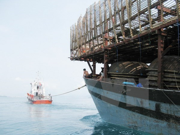 Phú Yên: Thi thể ngư dân gặp nạn trên biển được đưa vào đất liền ảnh 1