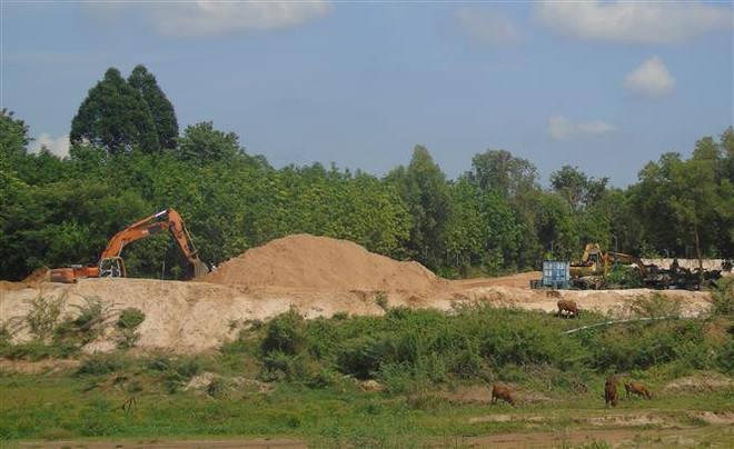 Nghệ An: Bắt giữ 6 thuyền khai thác cát trái phép trên sông Lam ảnh 1