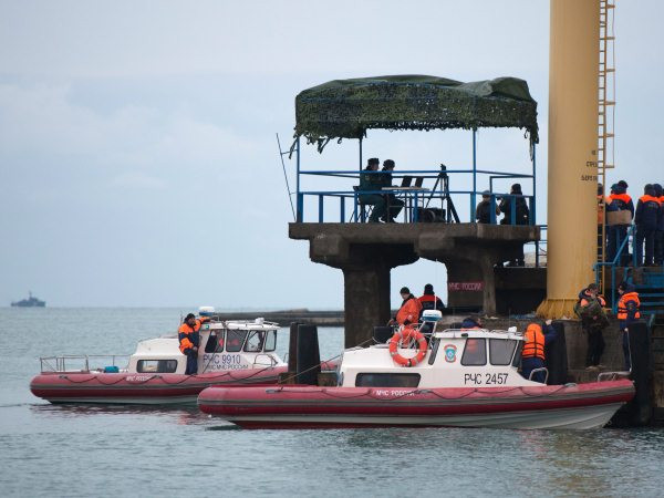 Các nhân viên cứu hộ tìm kiếm các mảnh vỡ của chiếc máy bay gặp nạn Tu-154 trên Biển Đen ngày 26/12. (Nguồn: EPA/TTXVN) Vụ tai nạn máy bay quân sự Nga: Trục vớt phần thân máy bay ảnh 1