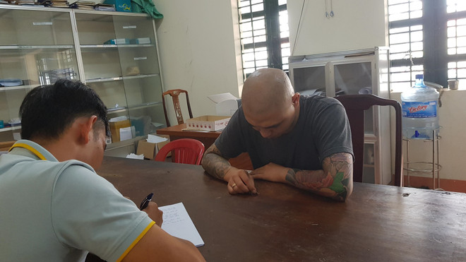 Đối tượng Phạm Hồng Giang tại cơ quan công an. (Nguồn: TTXVN) Bình Phước: Triệt phá đường dây điều hành, môi giới mại dâm qua Zalo ảnh 1