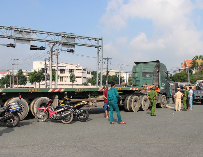 Bình Dương: 1 người đi xe máy tử vong do bị cuốn vào gầm xe container ảnh 1