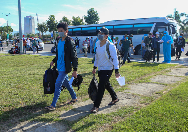 Đưa hơn 700 người dân Quảng Ngãi mắc kẹt ở vùng dịch về nơi cư trú ảnh 1