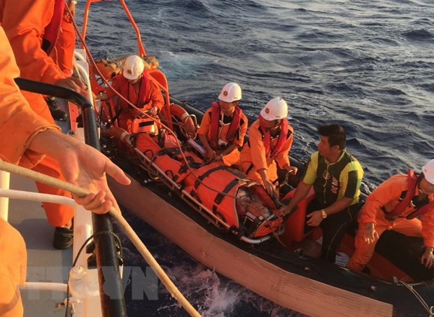 Bệnh xá đảo Song Tử Tây cấp cứu kịp thời ngư dân bị thương trên biển ảnh 1