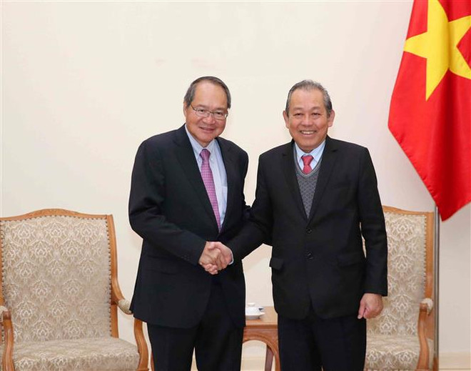 Phó Thủ tướng Thường trực Trương Hòa Bình tiếp ông Lucien Wong, Tổng Chưởng lý Cộng hòa Singapore. (Ảnh: Văn Điệp/TTXVN) Việt Nam-Singapore tăng phòng chống tội phạm qua tương trợ tư pháp ảnh 1