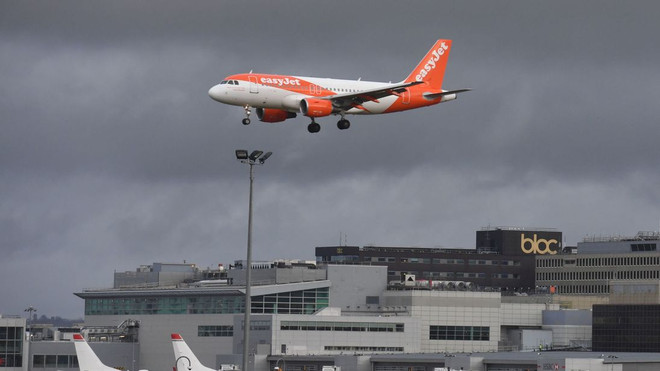EasyJet thiệt hại nặng do thiết bị không người lái ở sân bay Gatwick ảnh 1