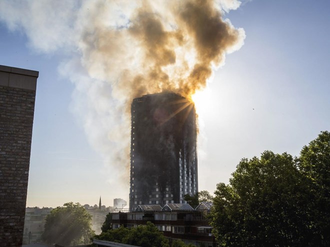 Anh rà soát các công trình xây dựng sau vụ cháy chung cư Grenfell ảnh 1