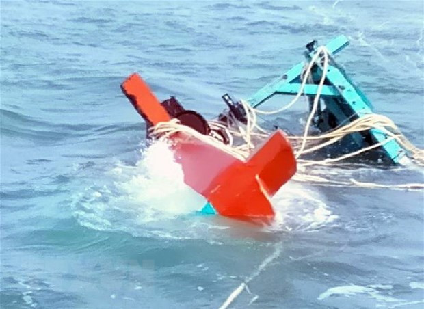 Bộ đội Biên phòng Kiên Giang cứu sống 5 ngư dân gặp nạn trên biển ảnh 1