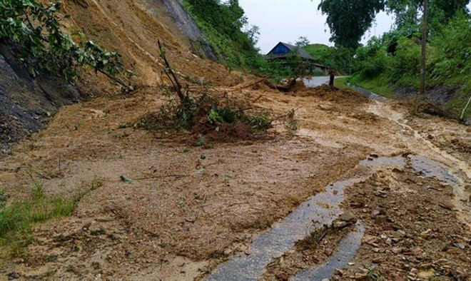 Lào Cai: Sạt lở đất làm 1 người chết, tỉnh lộ 152 gián đoạn lưu thông ảnh 1