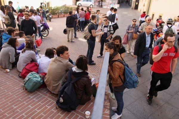 Italy: Thanh niên thất nghiệp ngày càng nhiều, người già đi làm tăng ảnh 1