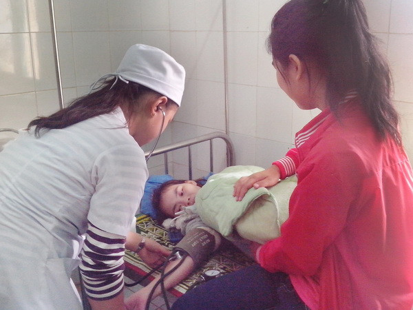 Gần 100 học sinh tiểu học nghi ngộ độc sau khi ăn cơm rang ảnh 1