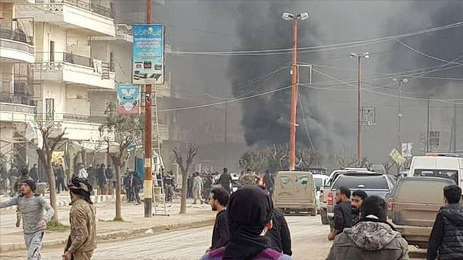 Hiện trường một vụ đánh bom ở Afrin. (Nguồn: aa.com.tr) Syria: Đánh bom xe tại Afrin, ít nhất 25 người thương vong ảnh 1