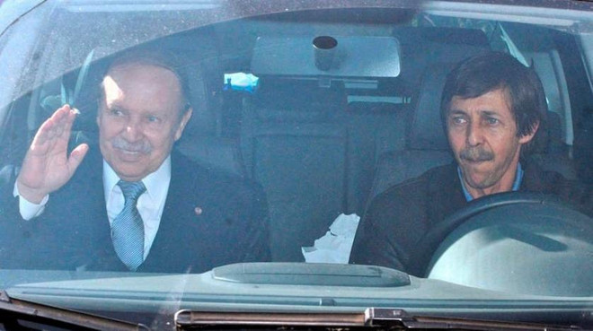 Cựu Tổng thống Algeria Abdelaziz Bouteflika (phải) và em trai Said Bouteflika. (Nguồn: AFP) Algeria ấn định ngày xét xử cựu quan chức liên quan đến ông Bouteflika ảnh 1