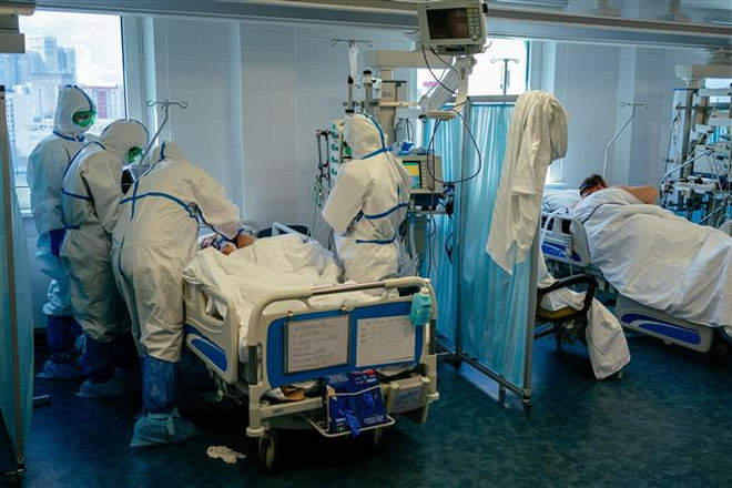 Nhân viên y tế điều trị cho bệnh nhân nhiễm COVID-19 tại bệnh viện K+31 ở Moskva, Nga ngày 20/4/2020. (Ảnh: AFP/TTXVN) Nga: Phát hiện biến chứng nguy hiểm do SARS-CoV-2 gây ra ảnh 1