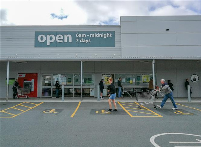 Người dân thực hiện giãn cách xã hội khi xếp hàng bên ngoài siêu thị ở Wellington, New Zealand ngày 11/4/2020 trong bối cảnh dịch COVID-19 lan rộng. (Ảnh: THX/ TTXVN) Dịch COVID-19: Môt số quốc gia nới lỏng dần các biện pháp hạn chế ảnh 2