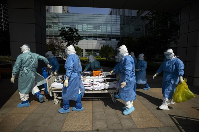 Trung Quốc tăng cường năng lực xét nghiệm và điều trị tại biên giới ảnh 1