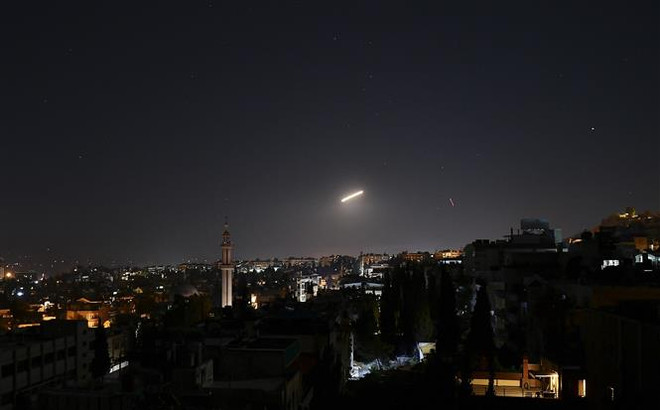 Hệ thống phòng không Syria đáp trả một vụ tấn công tại thủ đô Damascus ngày 6/2/2020. (Ảnh: THX/TTXVN) Syria đáp trả cuộc tấn công tên lửa của Israel vào Palmyra ảnh 1