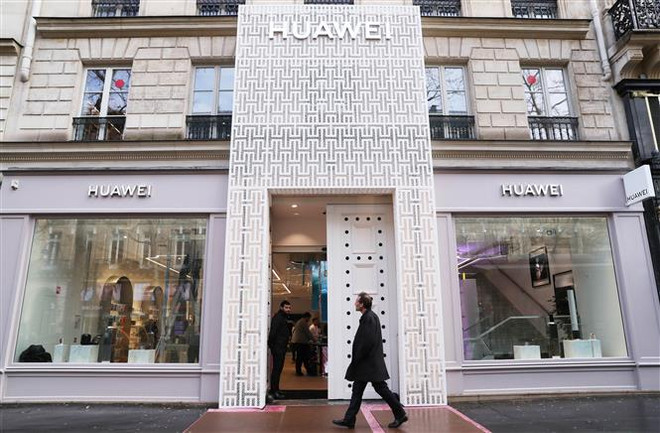Cửa hàng Huawei tại Paris, Pháp, ngày 5/3/2020. (Ảnh: AFP/ TTXVN) Doanh thu của các “ông lớn” toàn cầu giảm mạnh do dịch COVID-19 ảnh 1
