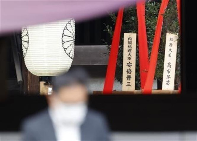 Đồ lễ do Thủ tướng Nhật Bản Shinzo Abe gửi tới đền Yasukuni ở Tokyo, Nhật Bản ngày 21/4/2020. (Ảnh: Kyodo/TTXVN) Các nước phản ứng về việc Thủ tướng Nhật gửi đồ lễ đến đền Yasukuni ảnh 1
