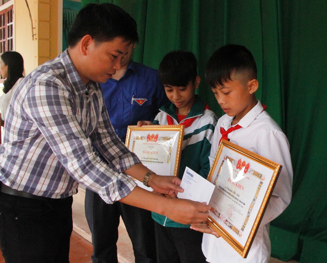 Khen thưởng hai học sinh dũng cảm cứu người ở Hà Tĩnh ảnh 1