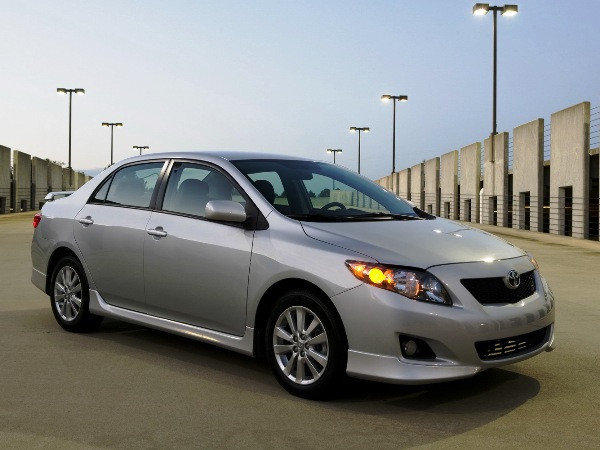 Toyota Việt Nam khuyến mãi khách mua xe Corolla Altis ảnh 1
