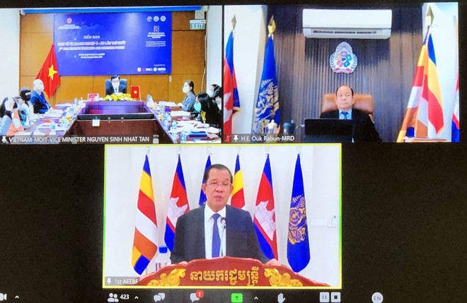 Thủ tướng Campuchia phát biểu tại điểm cầu Phnom Penh trong Diễn đàn Doanh nghiệp và Kinh tế Á-Âu lần thứ nhất - sự kiện bên lề của ASEM 13. (Ảnh: Trần Việt/TTXVN) Khai mạc ASEM 13: Hướng tới sự thịnh vượng bền vững được chia sẻ ảnh 1