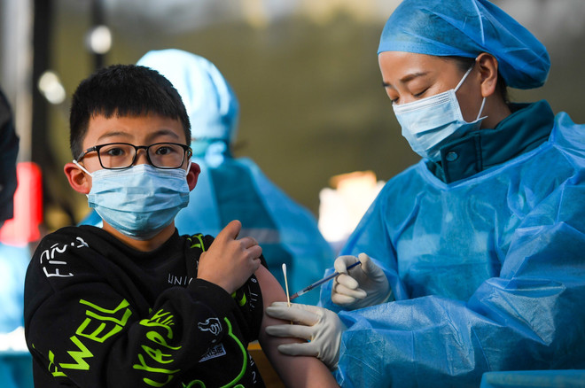 Nhân viên y tế tiêm vaccine phòng COVID-19 cho trẻ em tại Khu tự trị Nội Mông, Trung Quốc, ngày 23/11/2021. (Ảnh: THX/TTXVN) Tiêm phòng COVID-19 cho trẻ em giúp ngăn chặn nguy cơ virus đột biến ảnh 1