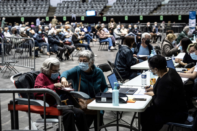 Pháp tiêm mũi vaccine COVID-19 tăng cường cho người trưởng thành ảnh 1