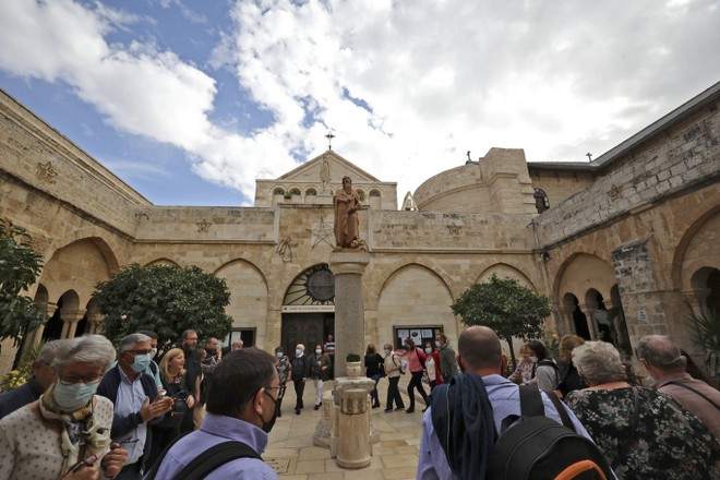 Khách du lịch thăm Nhà thờ Nativity ở Bethlehem, ngày 17/11/2021. (Ảnh: AFP/TTXVN) Thánh địa Bethlehem kỳ vọng thu hút khách du lịch trong dịp Giáng sinh ảnh 1