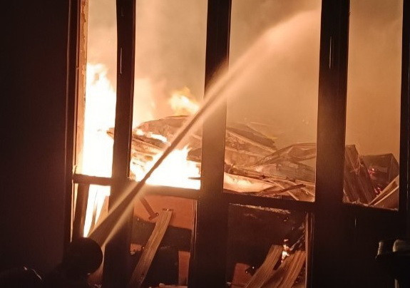 Bình Dương: Hỏa hoạn thiêu rụi 400m2 nhà xưởng gỗ ở KCN Nam Tân Uyên ảnh 1