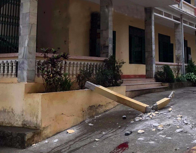 Bêtông lan can trường học rơi trúng đầu khiến 2 học sinh nhập viện ảnh 1