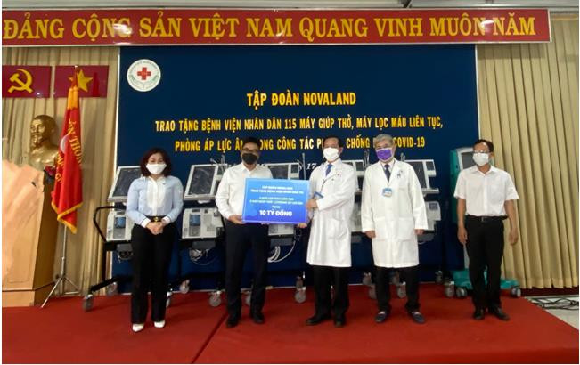 Tập đoàn Novaland trao tặng thiết bị y tế trị giá 10 tỷ đồng đến Bệnh viện Nhân dân 115. (Ảnh: CTV/Vietnam+ Novaland tặng thiết bị y tế 10 tỷ đồng cho Bệnh viện Nhân dân 115 ảnh 2